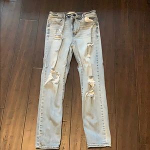Never worn light wash mom jeans!!